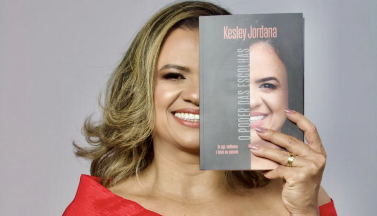 Kesley Jordana lança livro em exposição na Home Life